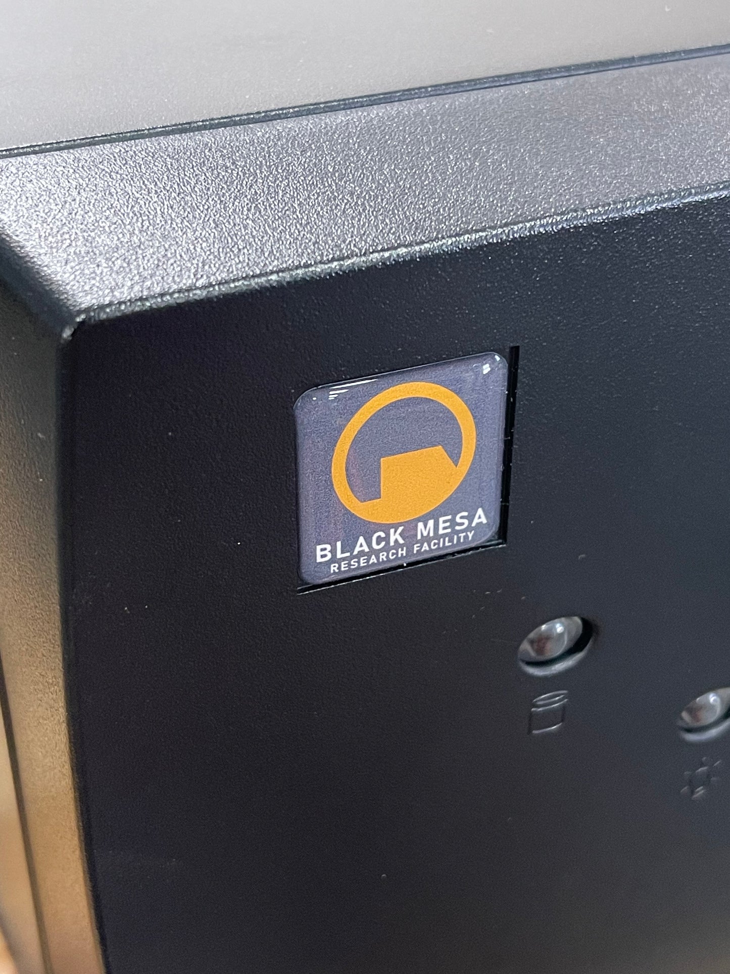 > Black Mesa Research Facility < Half Life Case Badge Sticker - Dome