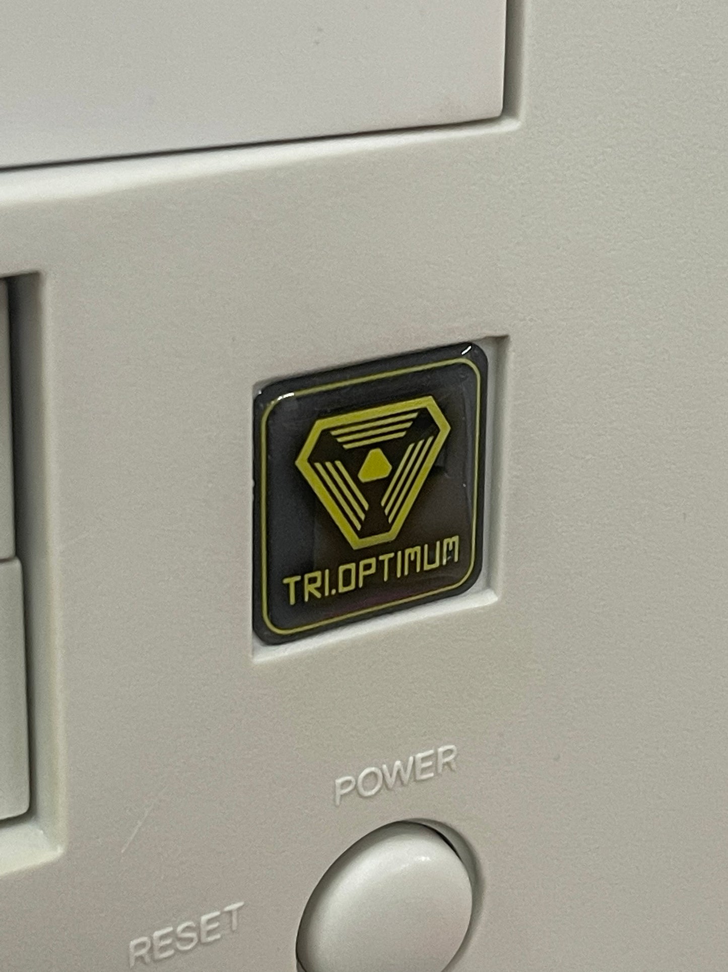 > Tri.Optimum < System Shock Case Badge Sticker - Dome Black