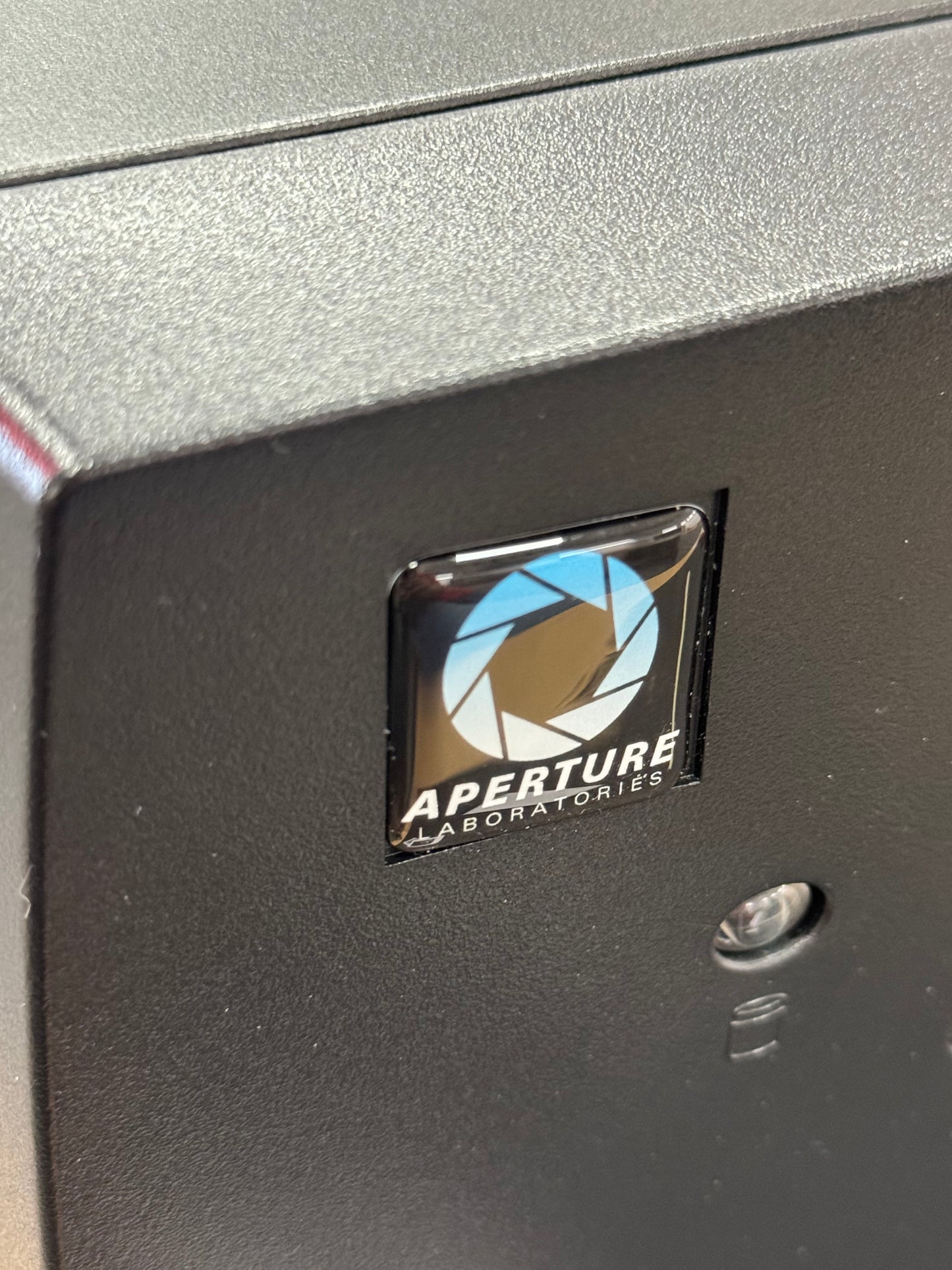 > Aperture Laboratories < Portal Case Badge Sticker Black - Dome