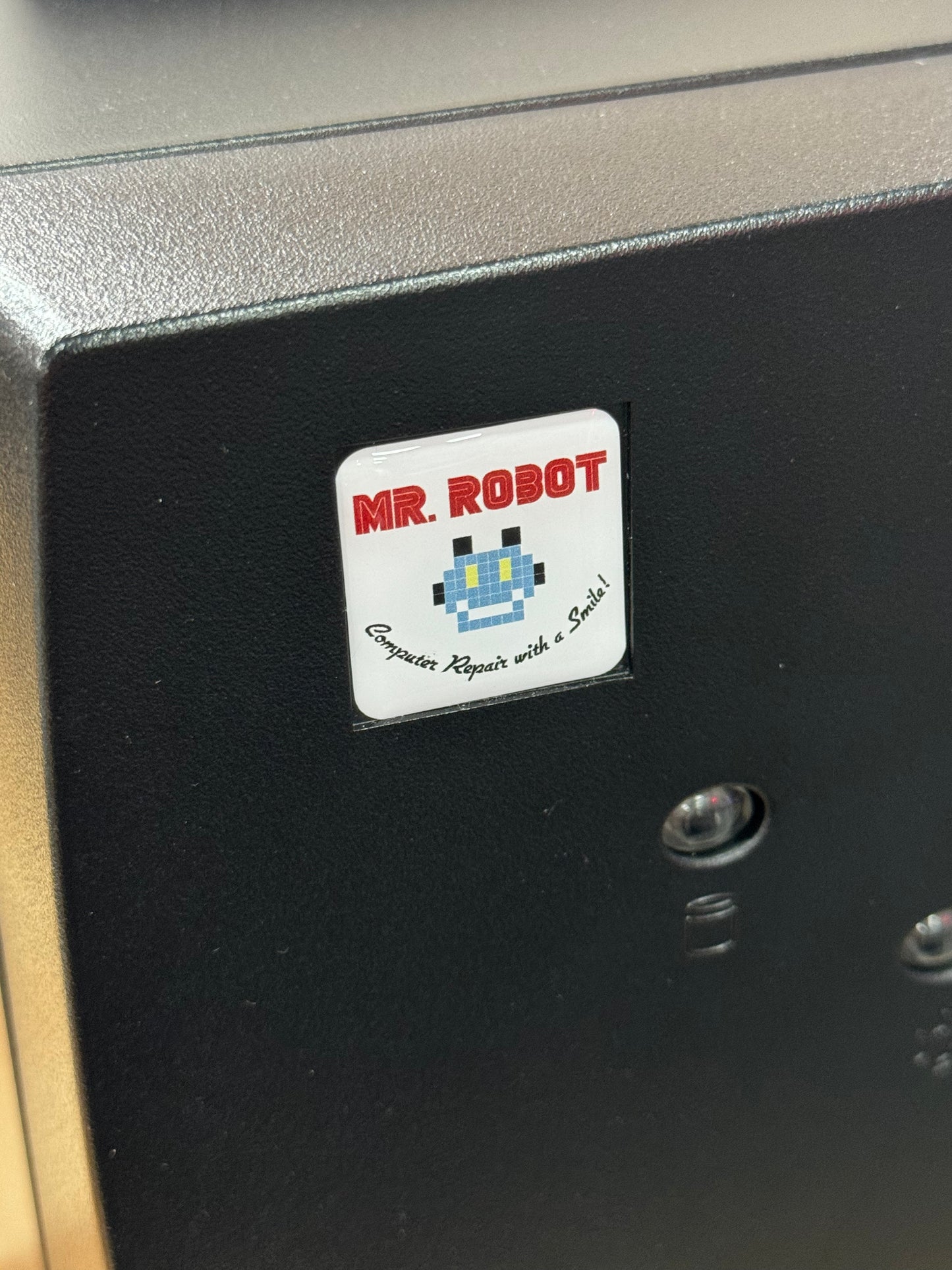 > Mr. Robot < TV Show Cybersecurity Hacker Case Badge Sticker - Dome