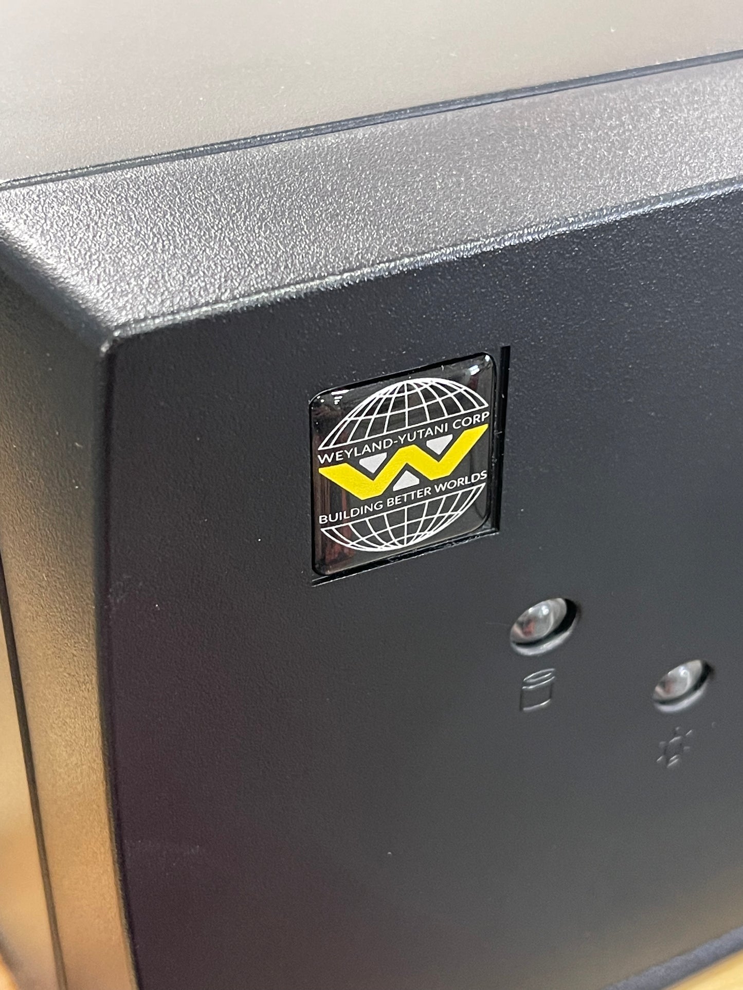 > Weyland Yutani Corp < "Better Worlds" Aliens Case Badge Sticker - Dome